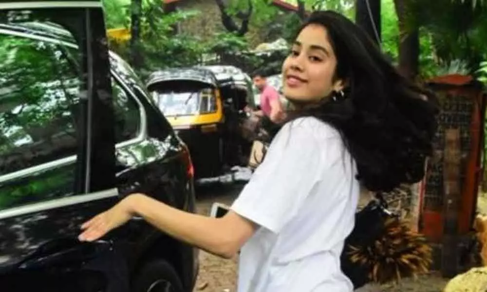 Jhanvi Kapoors fun banter with the Paps is a hilarious one -A must watch video