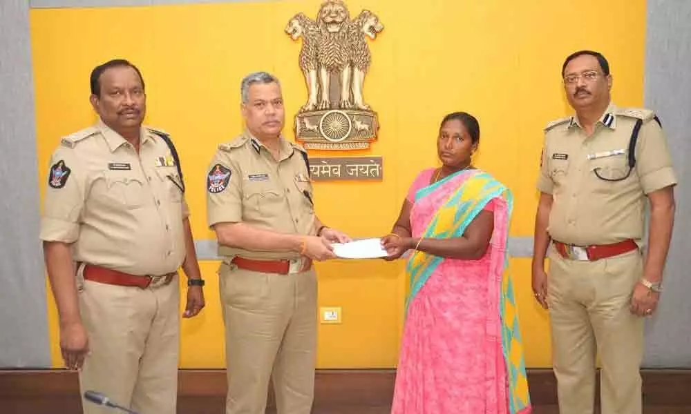 CP hands over 4 lakh to kin of home guard in  Vijayawada