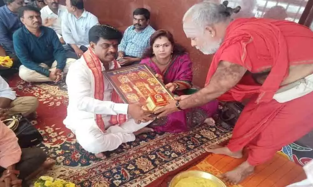 MP worships Goddess Durga in Vijayawada