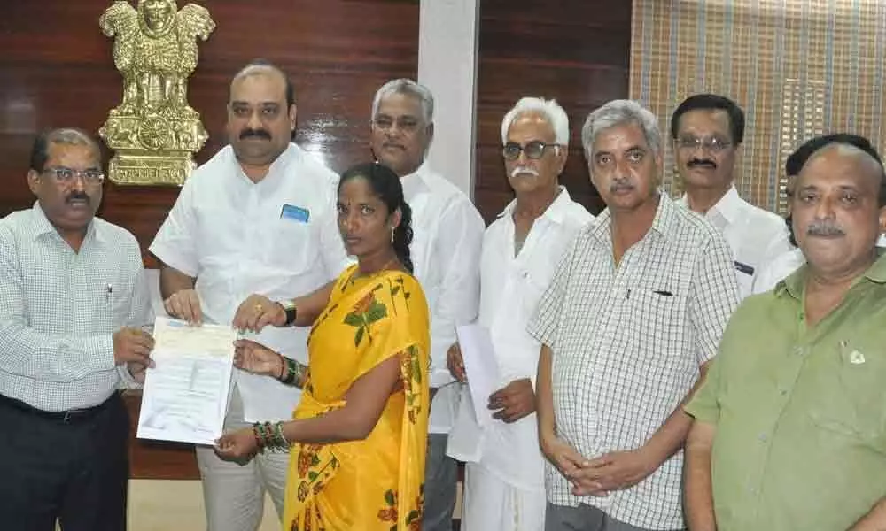 Collector hands over 4 lakh to kin of flood victim