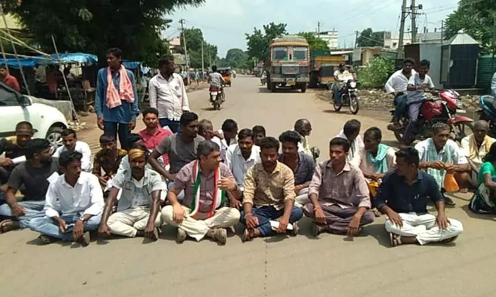 Kagaznagar Farmers stage dharna demanding urea
