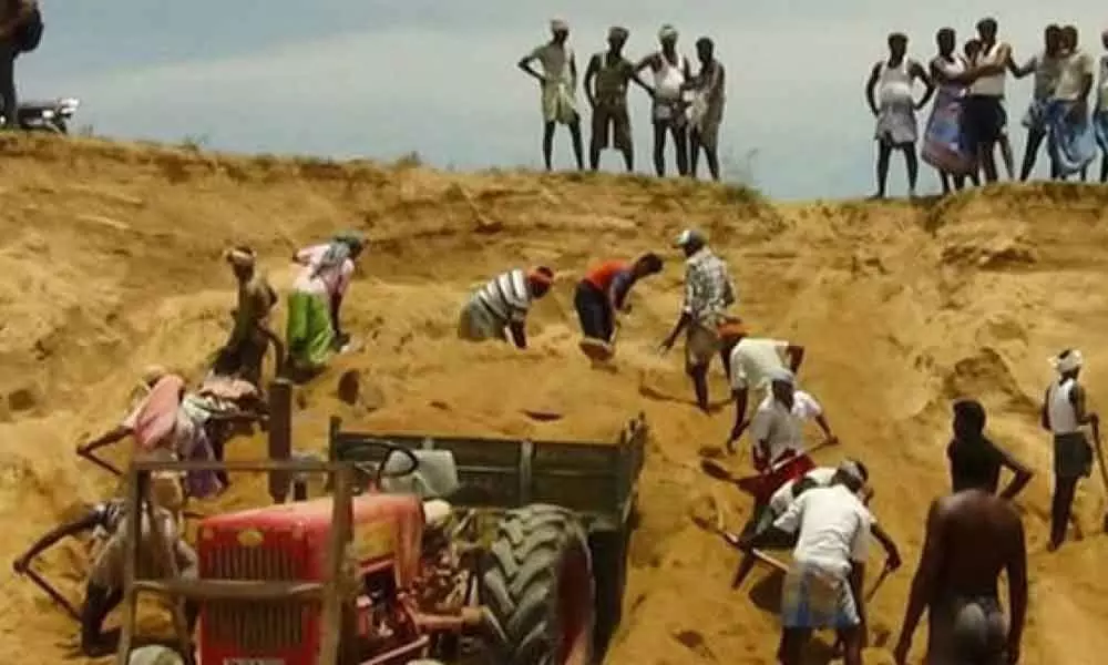Kodangal: Illegal sand mining goes unabated in Bomraspet
