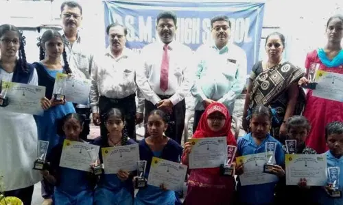 LIC presents scholarships to 10 students