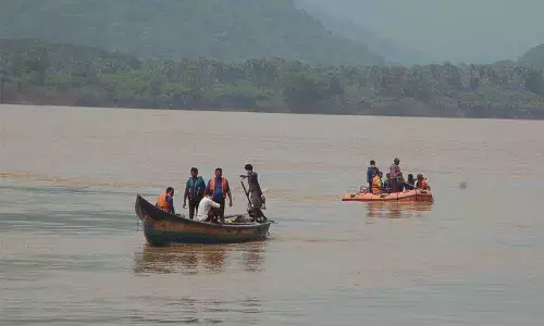 No progress yet in efforts to retrieve capsized boat