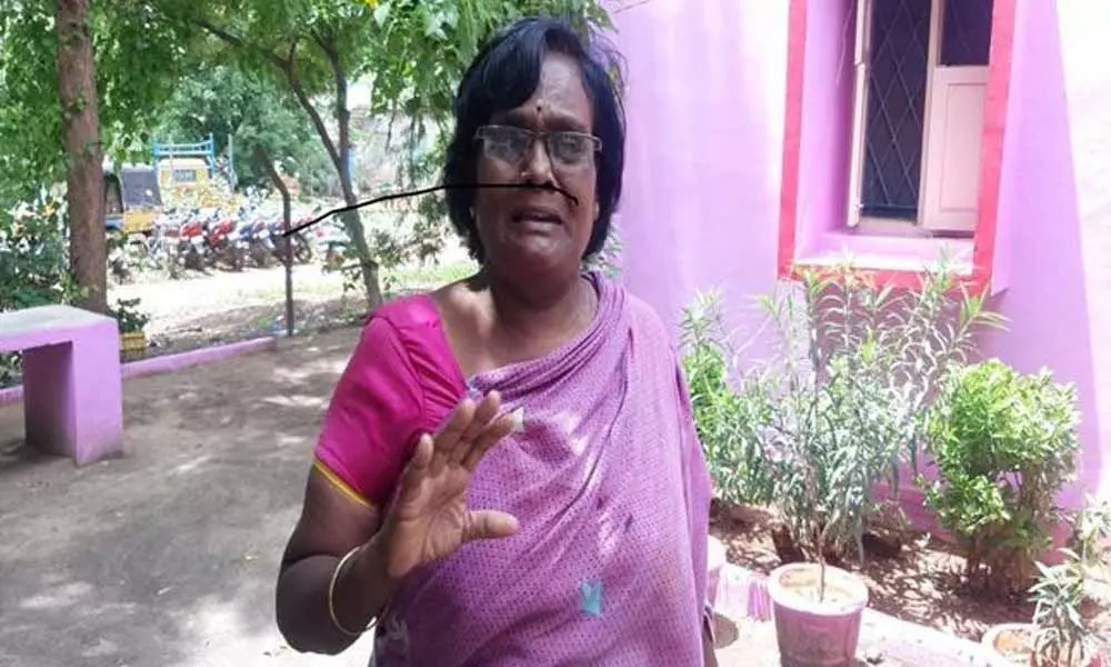 Fake baba dupes old woman, escapes away with gold chain in Nellore district