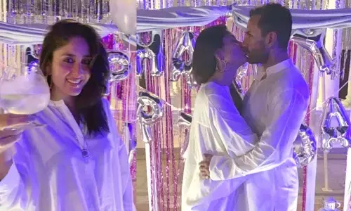 Kareena Kapoor  turns 39, Saifeena can been seen sealing the night with Kiss of Love