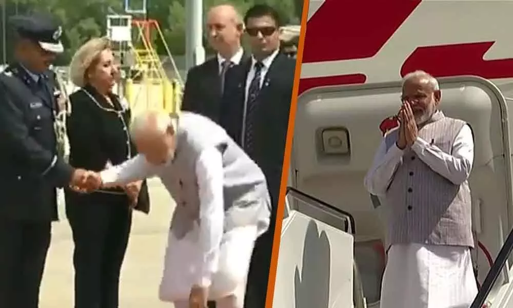 PM Modis down to earth gesture at Houston airport leaves netizens awestruck!