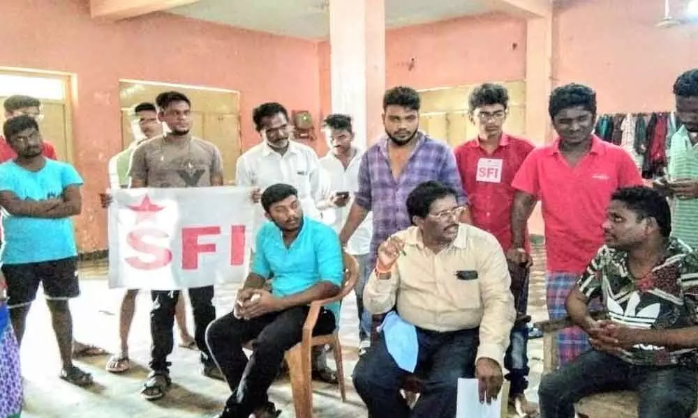 SFI activists stage dharna at hostel in Eluru