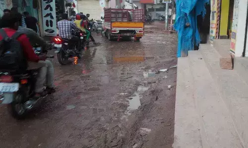 People fume over bad roads at Hi-Tec City