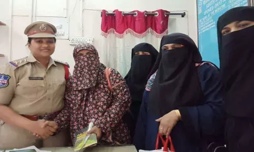 Cops presented roses on International Peace Day