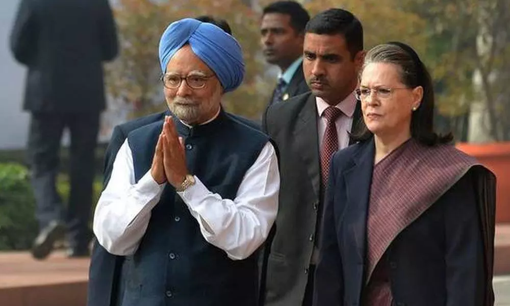 Sonia Gandhi and Manmohan Singh arrive at Tihar Jail to meet P Chidambaram