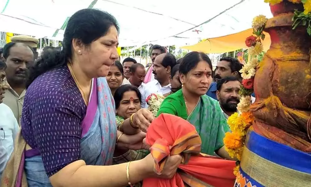 Minister Satyavathi Rathod offers Bathukamma sarees to tribals deities