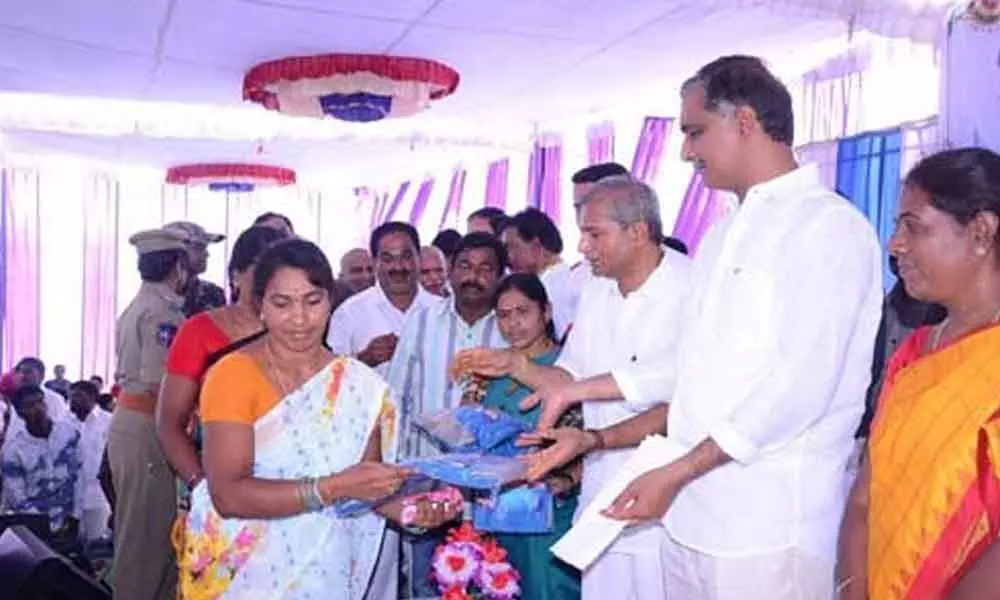 Harish Rao gives away Bathukamma sarees in Siddipet