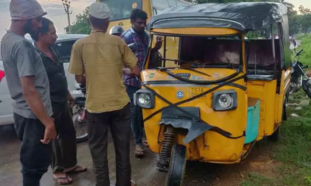 Kamareddy: 2 students injured in auto, a bus collision