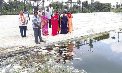 Pannala asks GHMC staff to lift garbage