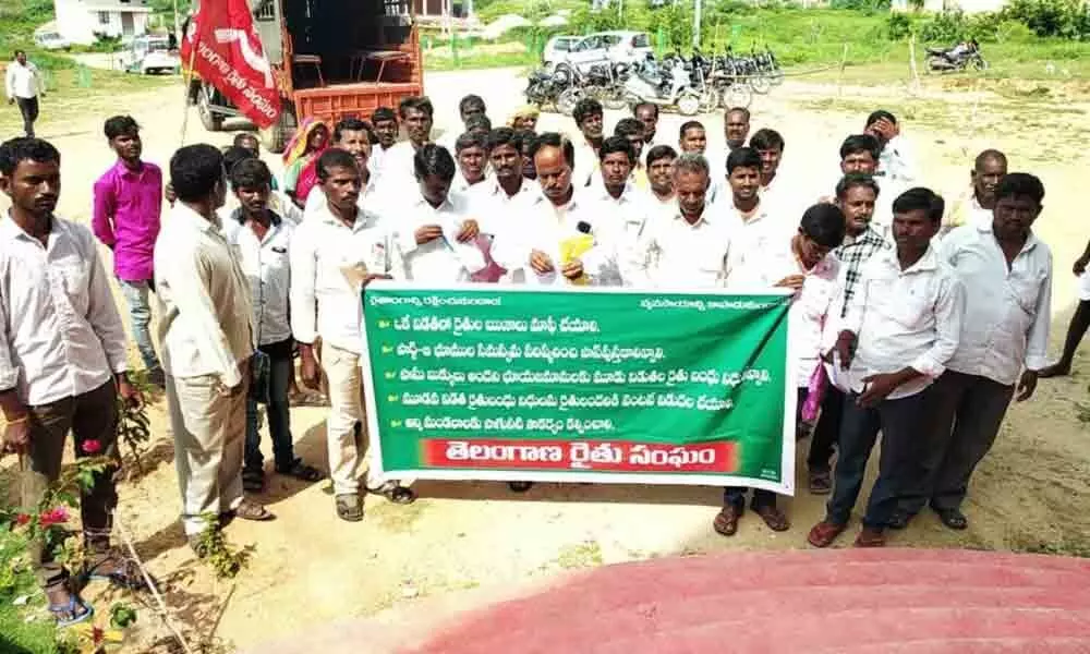 Narayanpet: Farmers demand loan waiver in one go