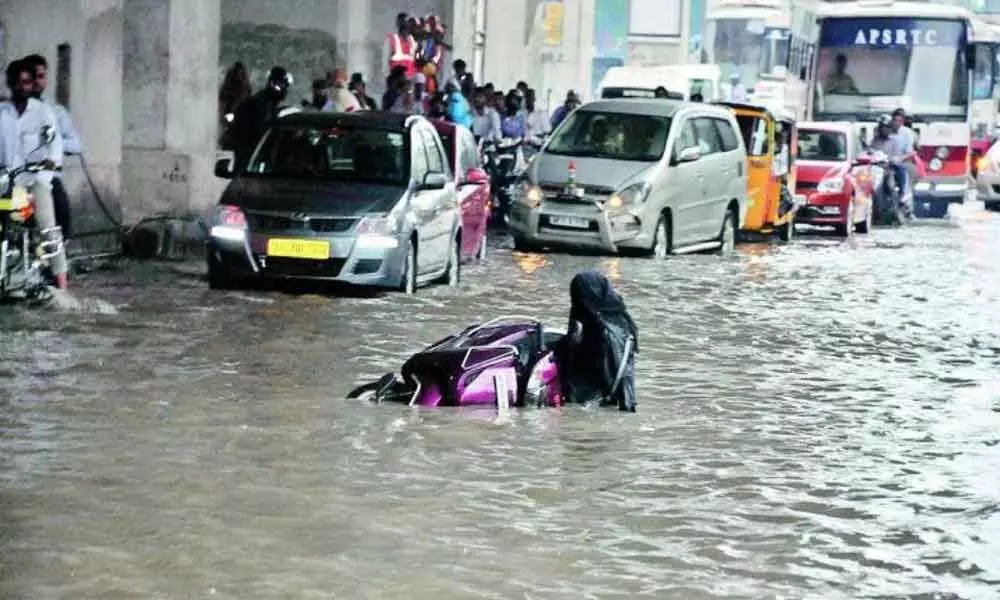 Heavy rain pummels Hyderabad city