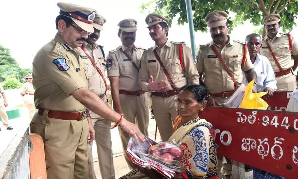 Warangal CP offers clothes, food to Maoists mother