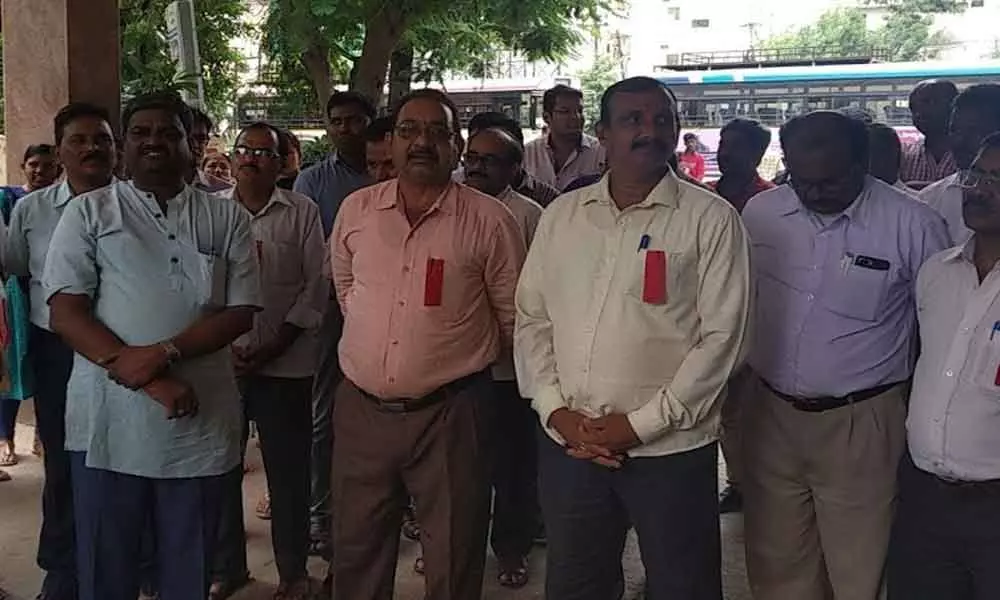 RTC staff protest for merger with Telangana state govt