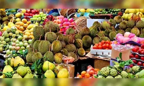 Fight Between Farmers and Merchants Over Papaya Selling In Hyderabad