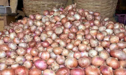 Centre may impose stock limit on traders