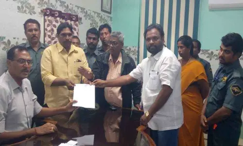 KGGH security personnel stage dharna in Kakinada