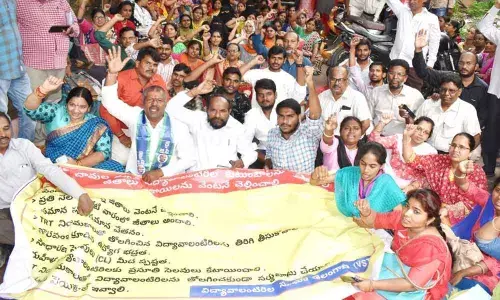 Vidya Volunteers storm education commissionerate