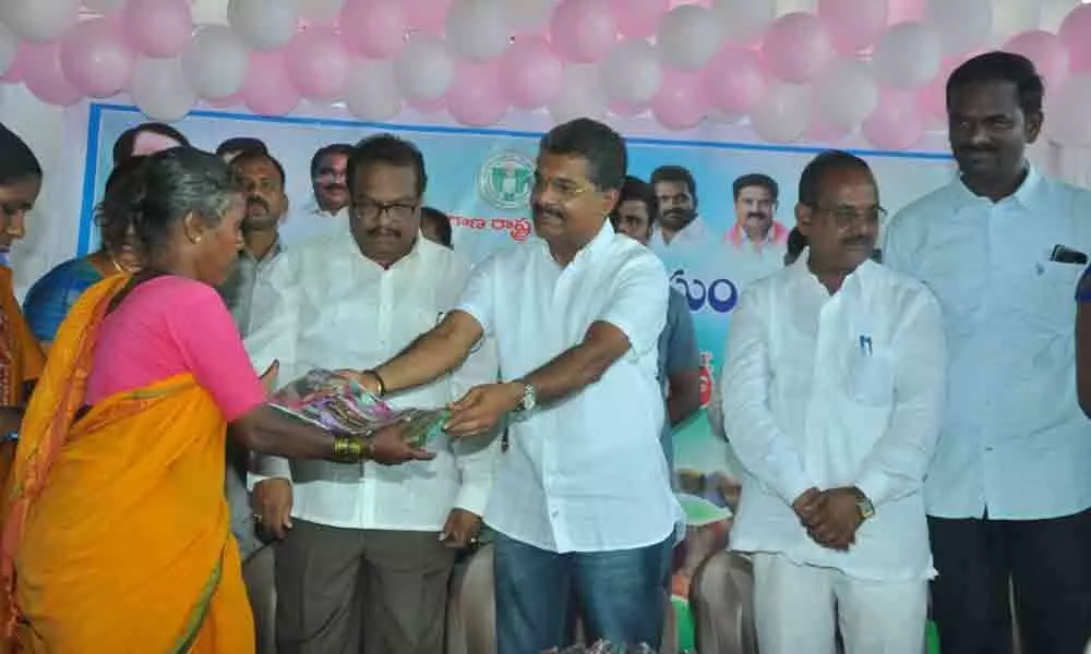 Narayanpet distributes 25,000 Bathukamma saris in one day