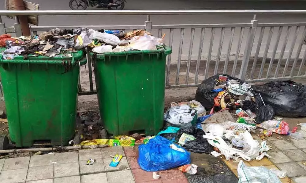 Garbage malodour greets commuters at Metro Station