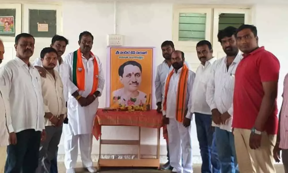 BJP leader Sama Ranga Reddy pays rich tributes to Deen Dayal at Chandrapuri Colony