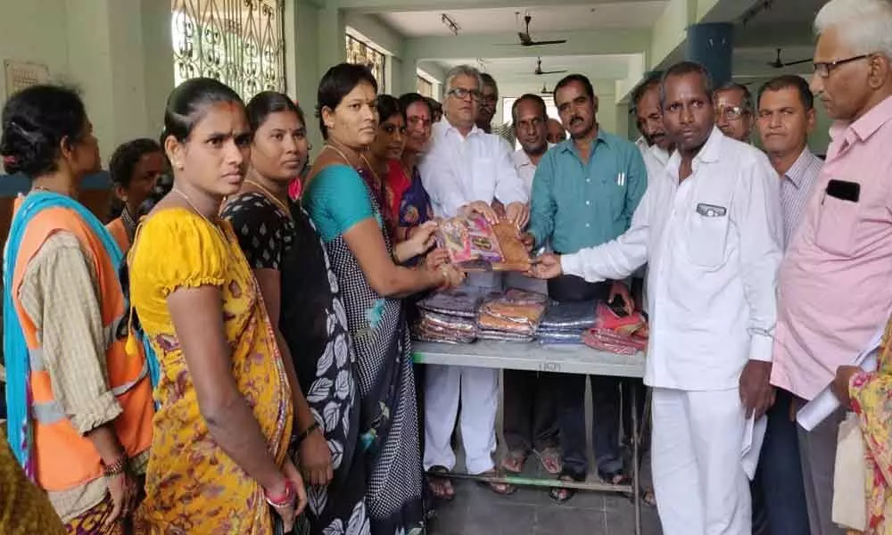 Corporator Janakirama Raju presents Bathukamma gifts at Hydernagar