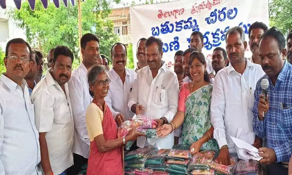 Bathukamma saris distributed to women in Mahbubnagar