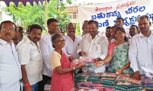 Bathukamma saris distributed to women in Mahbubnagar