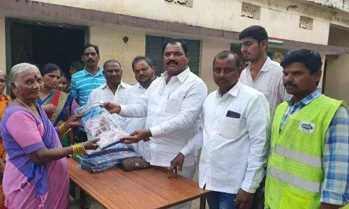 KCR providing sarees to women as elder brother