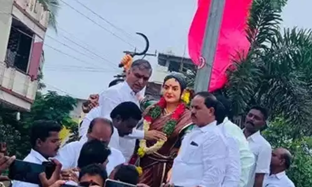 Harish Rao unveils Chakali Ilamma statue in Gajwel