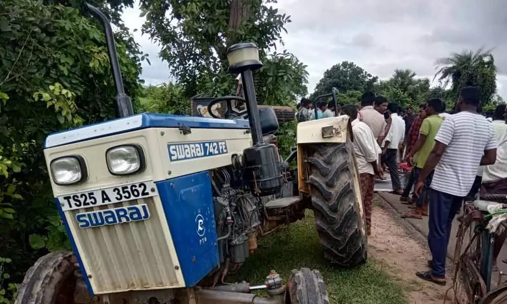 2 die in auto-tractor collision