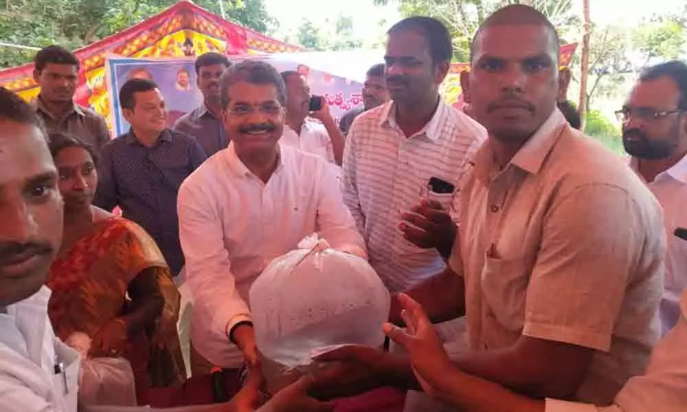 Fishlings distributed for free to fishermen in Narayanpet