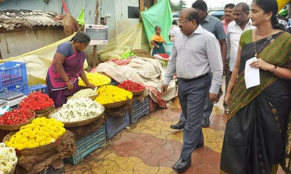 District Collector opens onion counter  in Vijayawada
