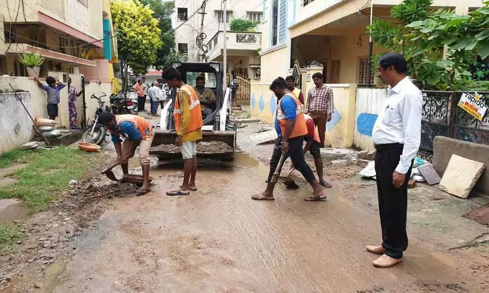 GHMC Deputy Commissioner oversees works at inundated areas