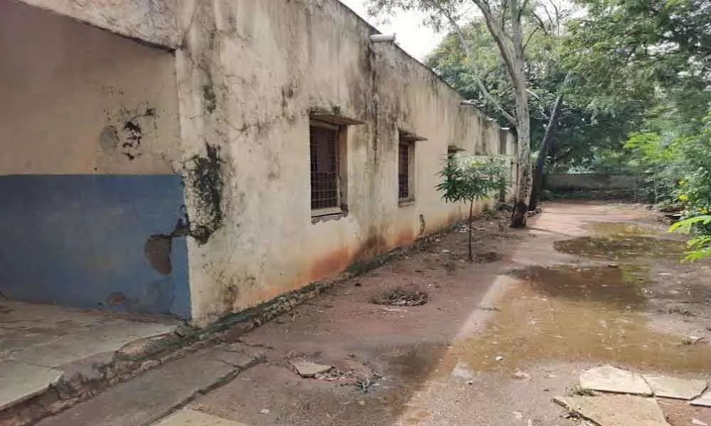 Telangana State Govt school in woeful state, begs for attention