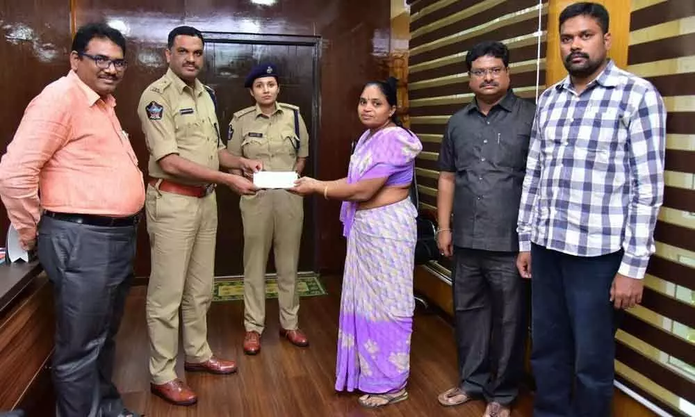 SP gives away cheques to the kin of police personnel in Kurnool