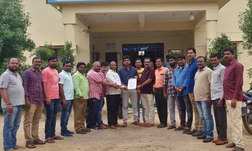 Journalists stage stir, press demands