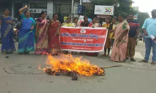 Effigy of Swami Chinmaya burnt