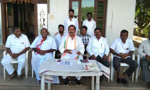 Congress leader meets CM KCR on district issues