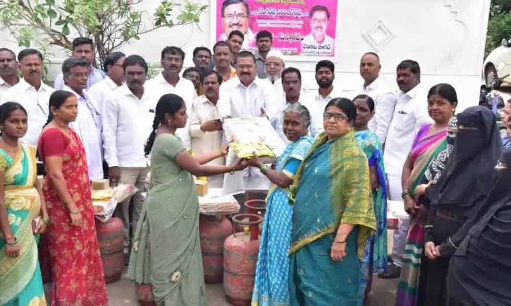Agriculture Minister distributes free cylinders in Wanaparthy