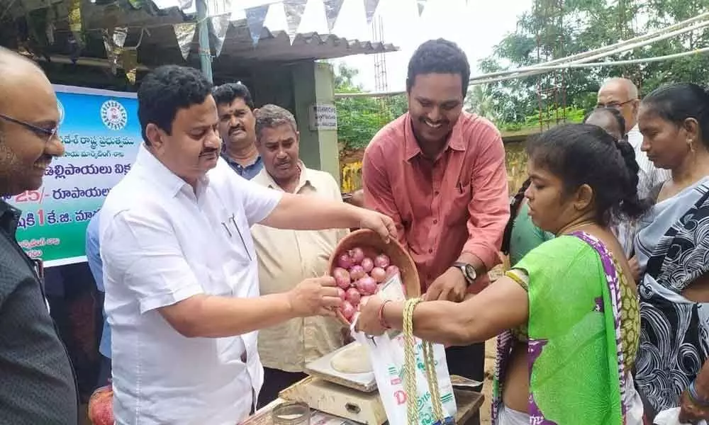 Onions to be sold at 25 in Rythu Bazaars in Vizianagaram
