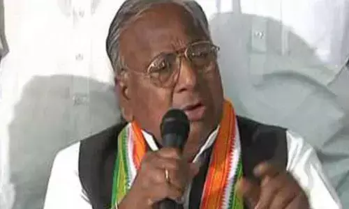 V Hanumantha Rao condemns Father of India epithet to Modi