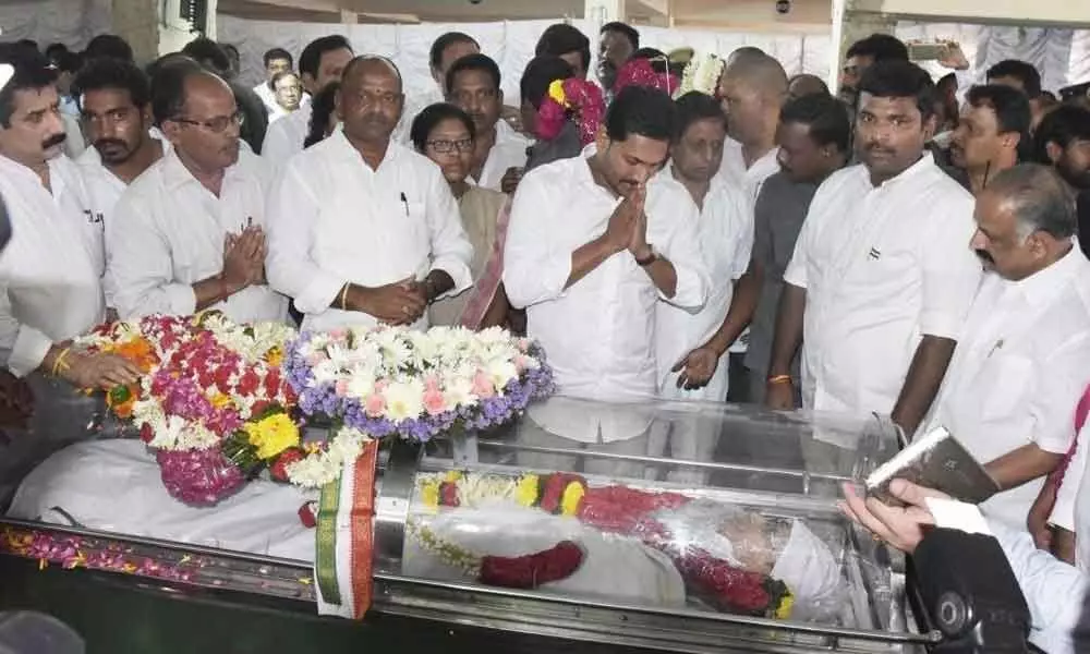 Chief Minister pays tributes to ex-Minister Balireddy Satya Rao