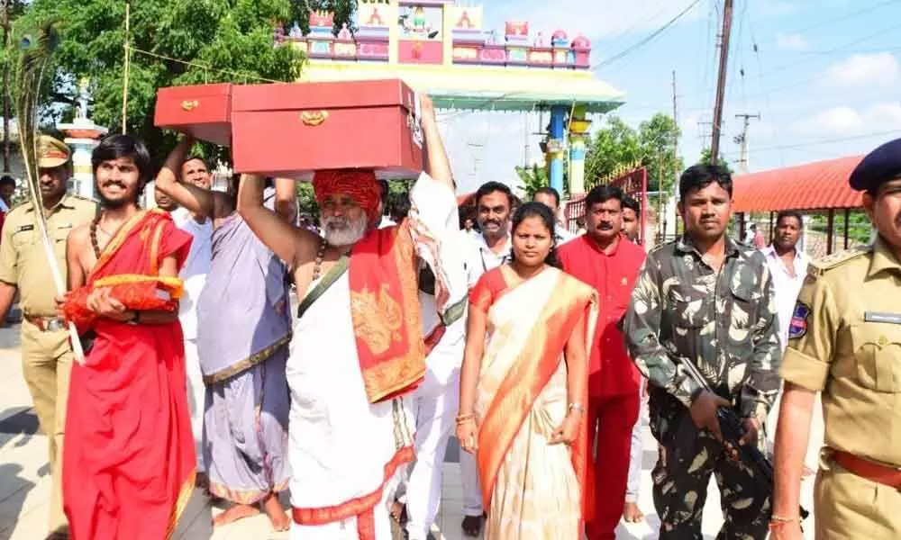 Navaratri fete begins at Bhadrakali shrine in Warangal