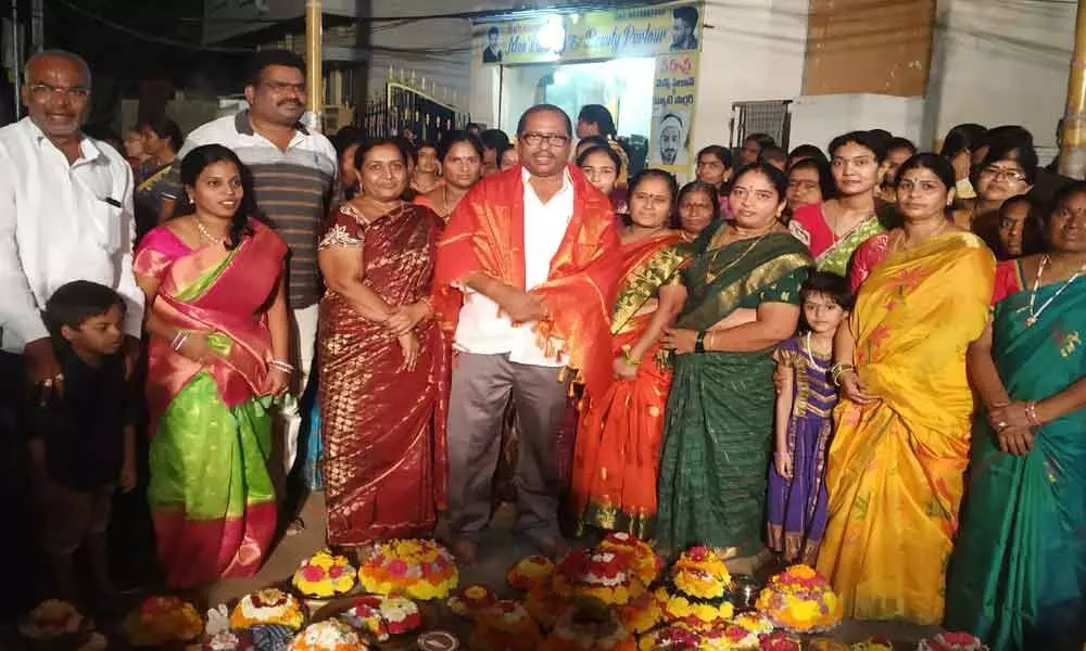 Corporator Dodla Venkatesh Goud joins Bathukamma fete